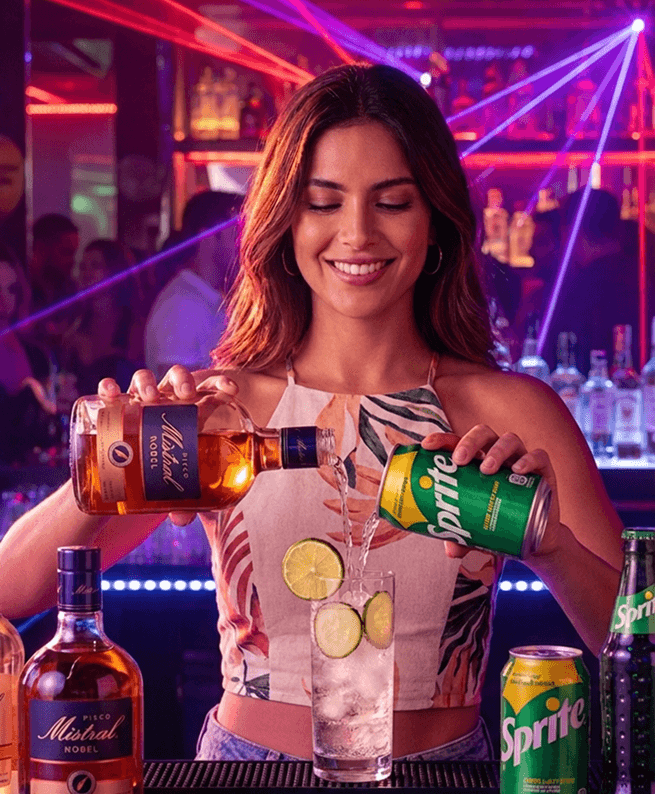 Bartender preparando trago